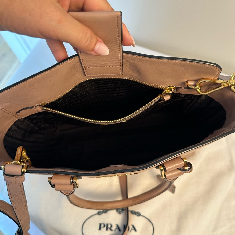 Authentic crossbody and double handle tote from Prada in a pinkish beige. - Picture 8 of 15
